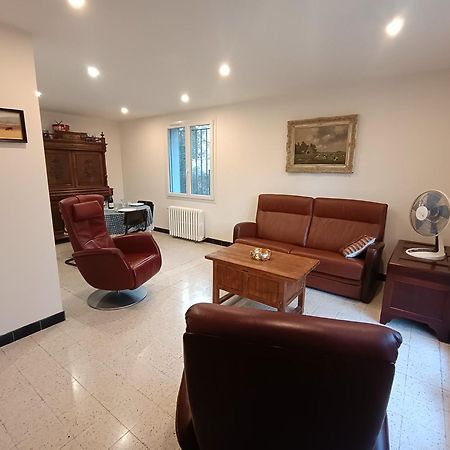 Grand Appartement, 2 Chambres Et Jardin نيم المظهر الخارجي الصورة