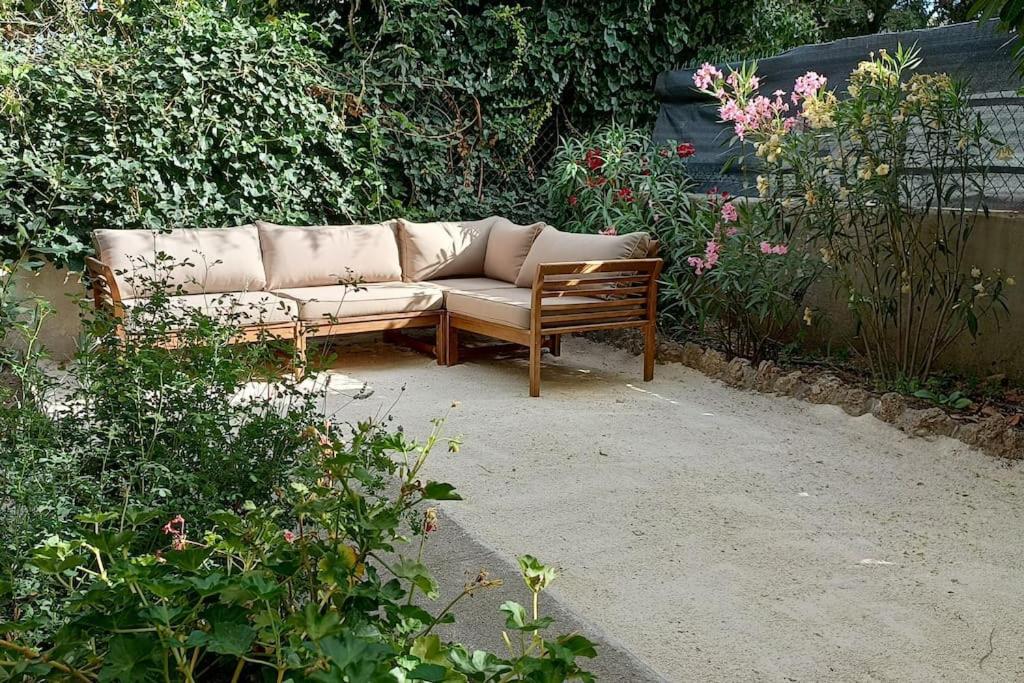 Grand Appartement, 2 Chambres Et Jardin نيم المظهر الخارجي الصورة