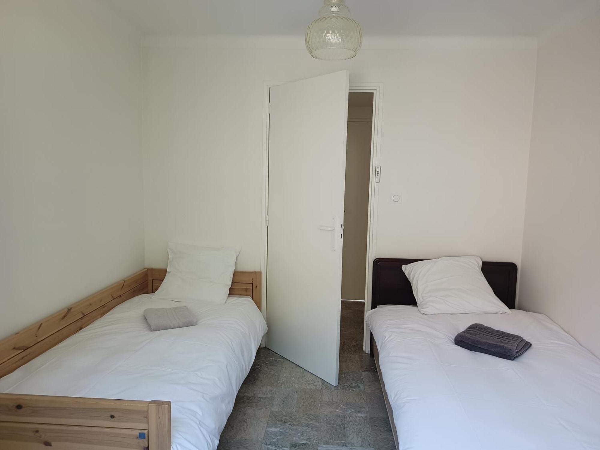 Grand Appartement, 2 Chambres Et Jardin نيم المظهر الخارجي الصورة