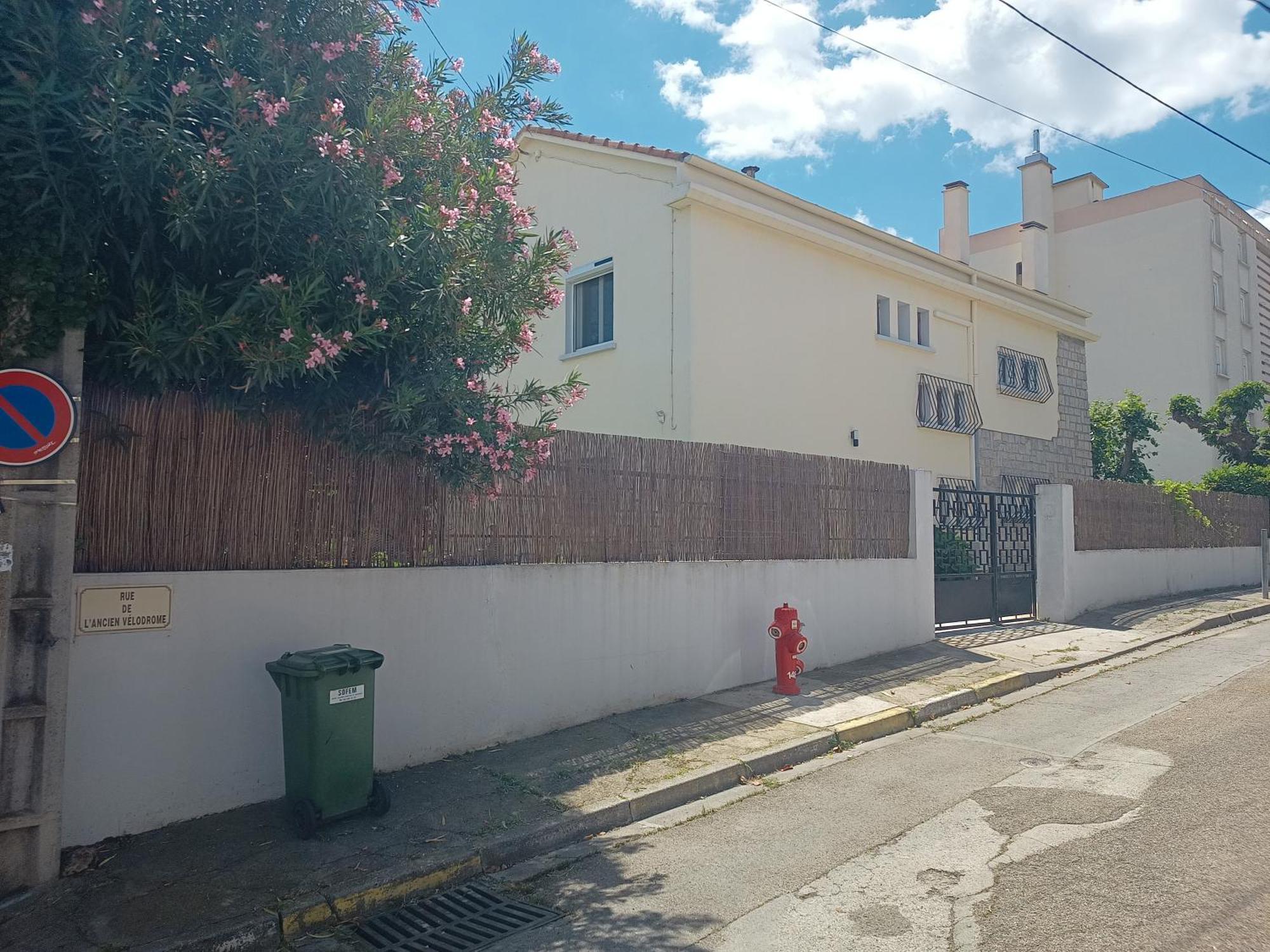 Grand Appartement, 2 Chambres Et Jardin نيم المظهر الخارجي الصورة