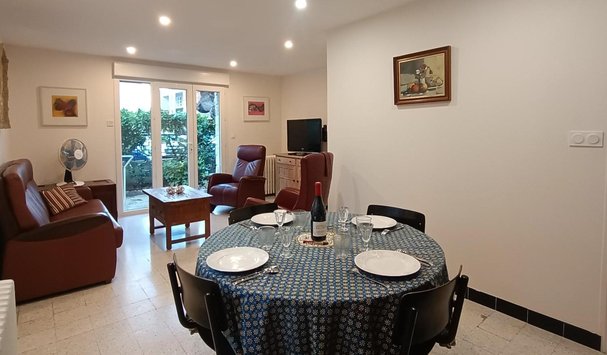 Grand Appartement, 2 Chambres Et Jardin نيم المظهر الخارجي الصورة