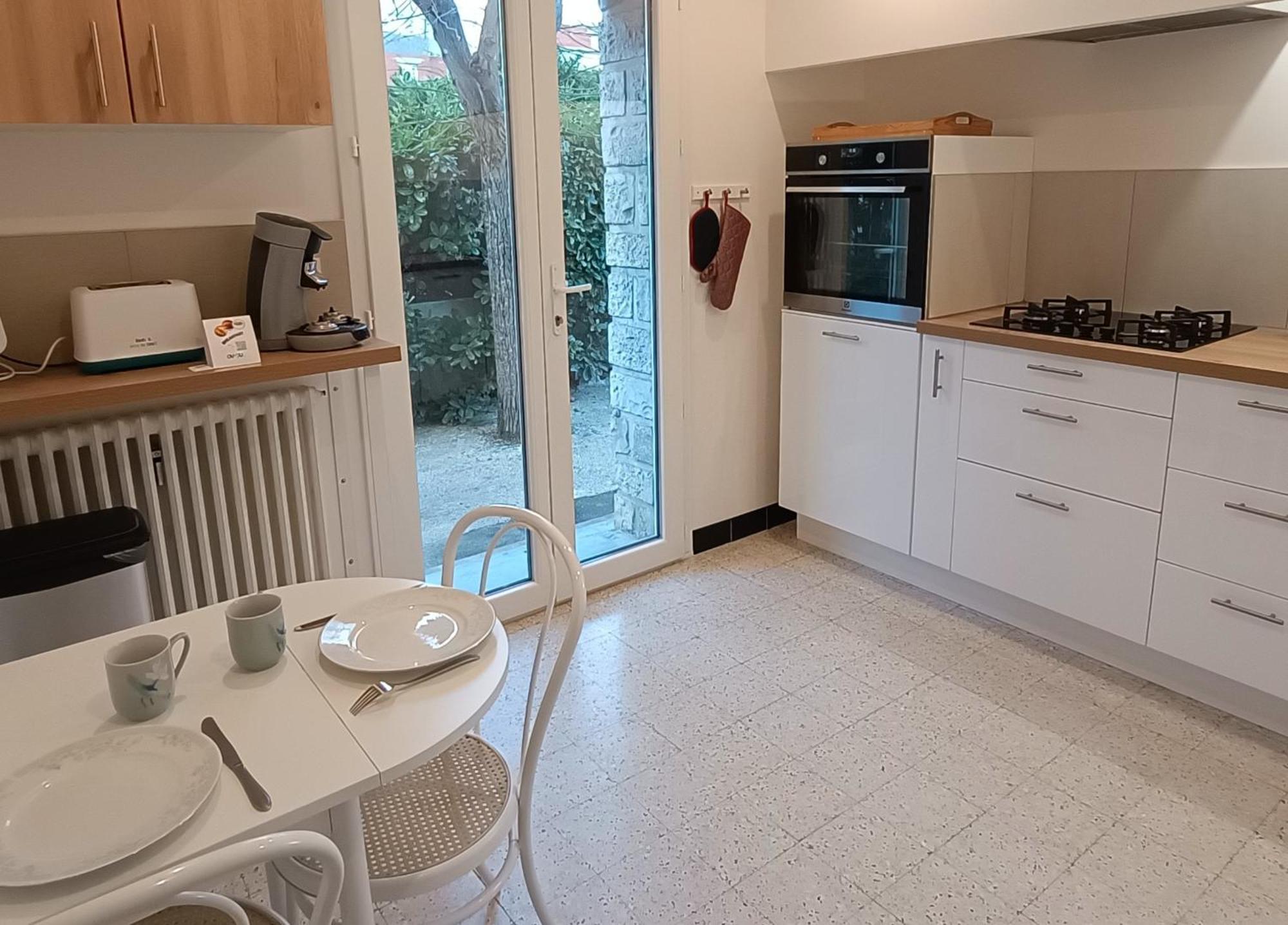 Grand Appartement, 2 Chambres Et Jardin نيم المظهر الخارجي الصورة